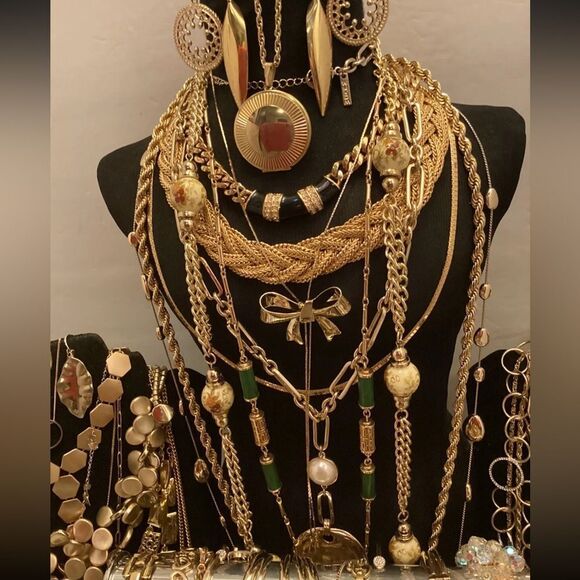 ⚜️ 2.5 LB Vintage Estate Jewelry Mystery Lot – Signed | Wearable & Repair ⚜️ - Picture 1 of 11